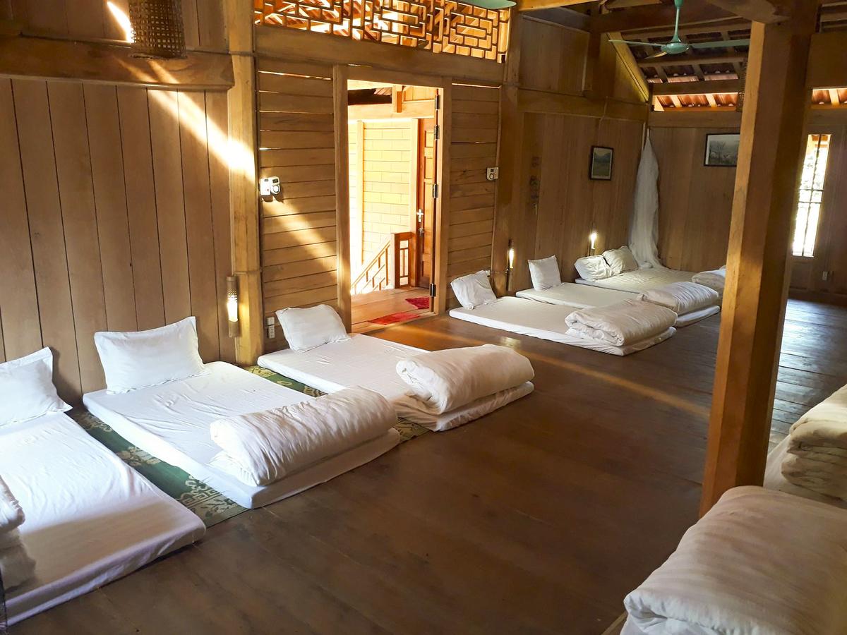 Phòng nghủ tập thể trong nhà sàn ở gần Rừng Thông Bản Áng, Đông Sang, Mộc Châu.